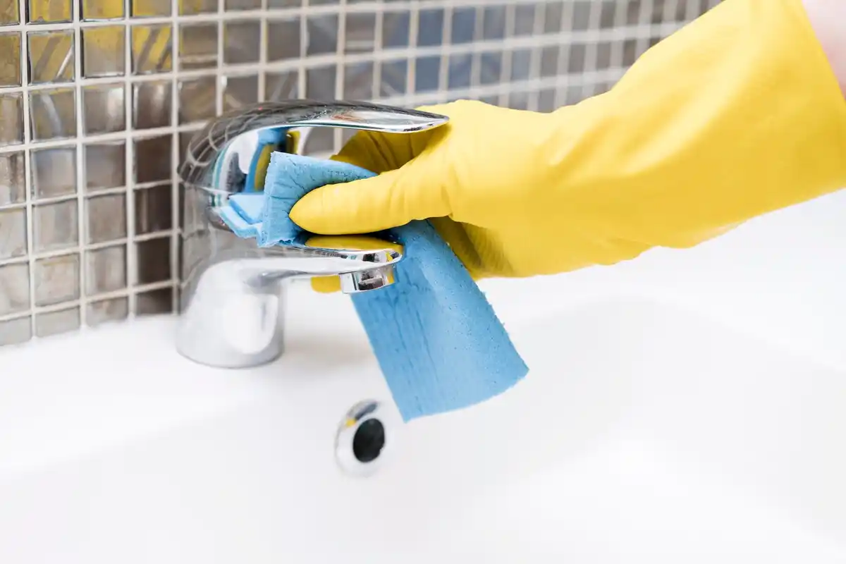 shiny kitchen faucet cleaning