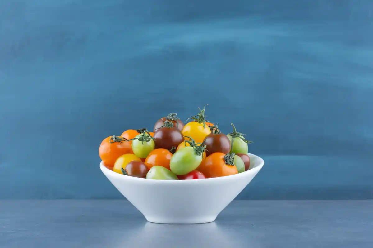 fresh crisp vegetables in bowl cold water