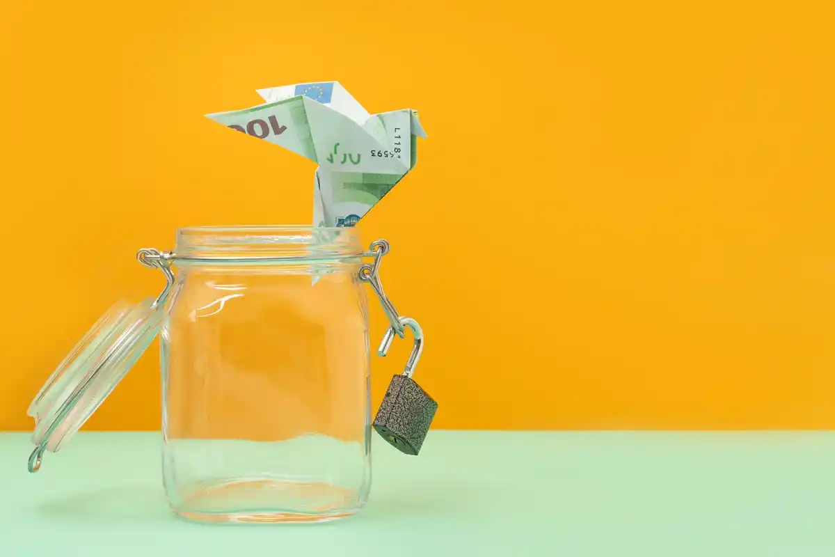 reducing expenses saving money Sweden