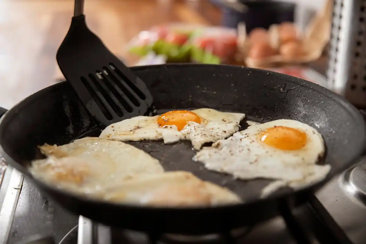 fried eggs cooking trick steam cover pan