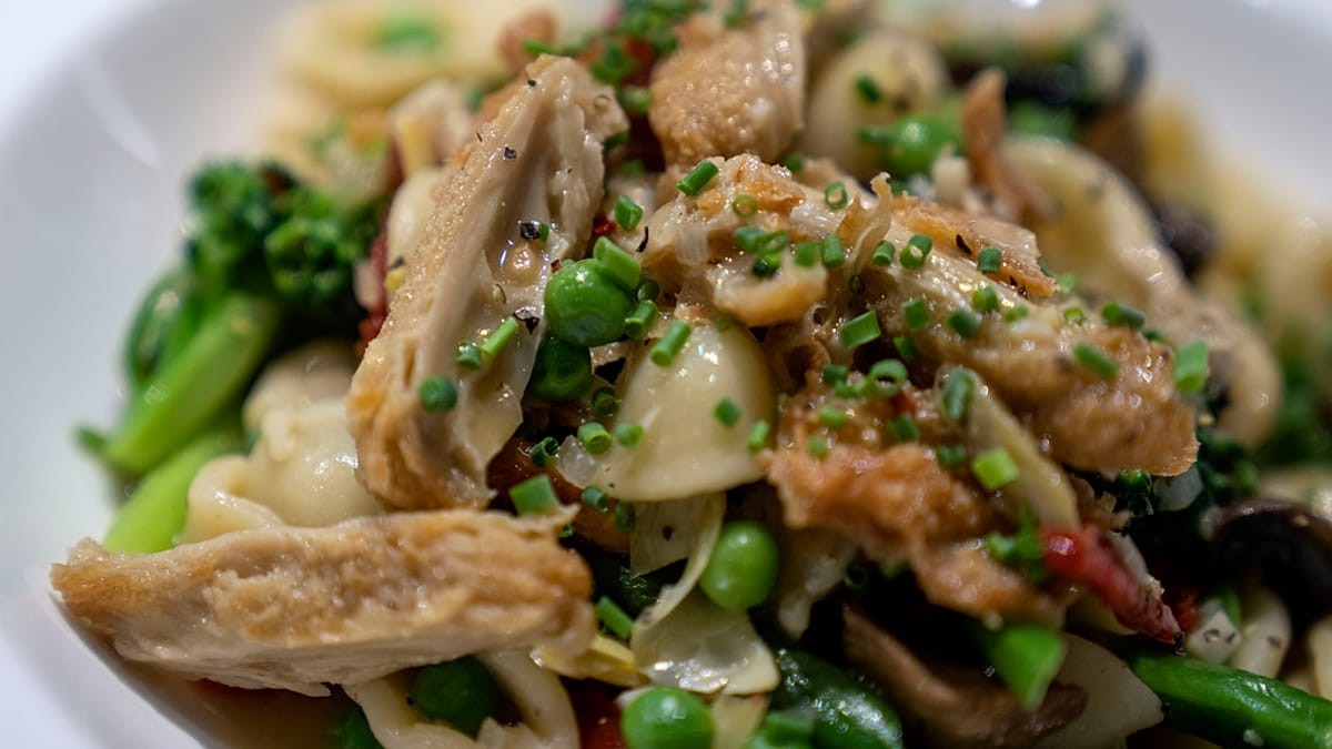 Är kött odlat i labb vägen att förändra köttindustrin? En översikt av lagstiftning och debatt